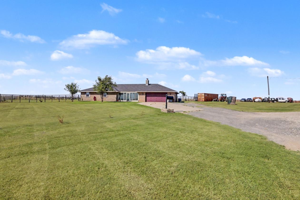 HOME ON 2.61 ACRES WITH HORSE PEN - photo 3
