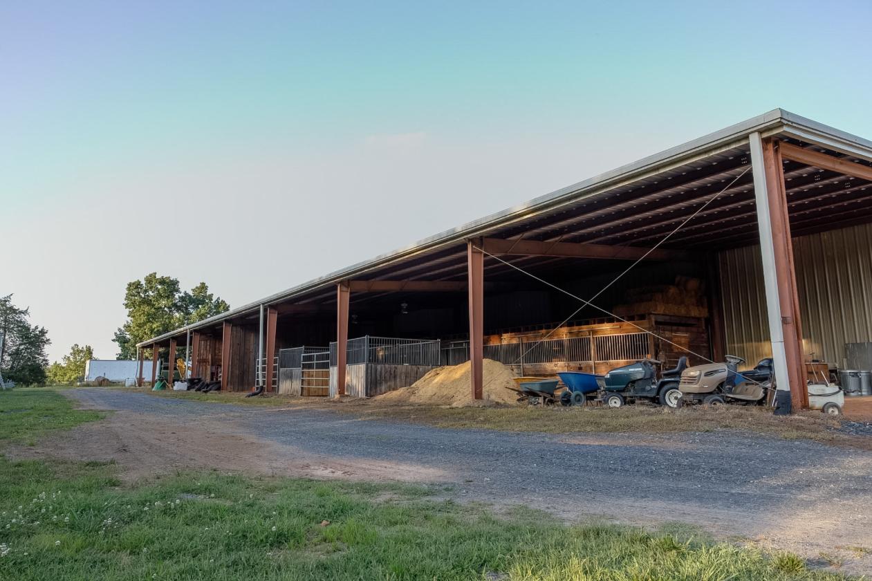 Heated Indoor 67 Acre Horse Training Facility - photo 4