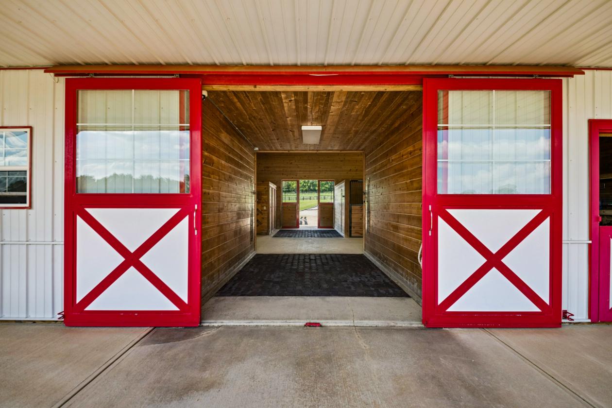 Rare Acreage. Private Equestrian Estate. - photo 4