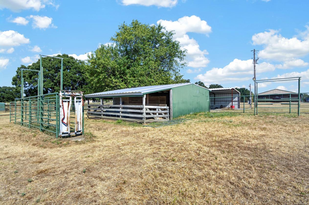 18 Acres, 3 Barns, Training Arena, 3 Residences - photo 9