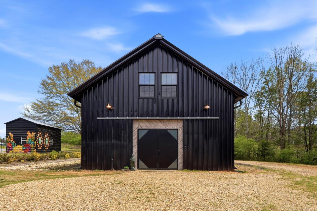 Luxurious Barndominium on Working Equestrian Farm - photo 1