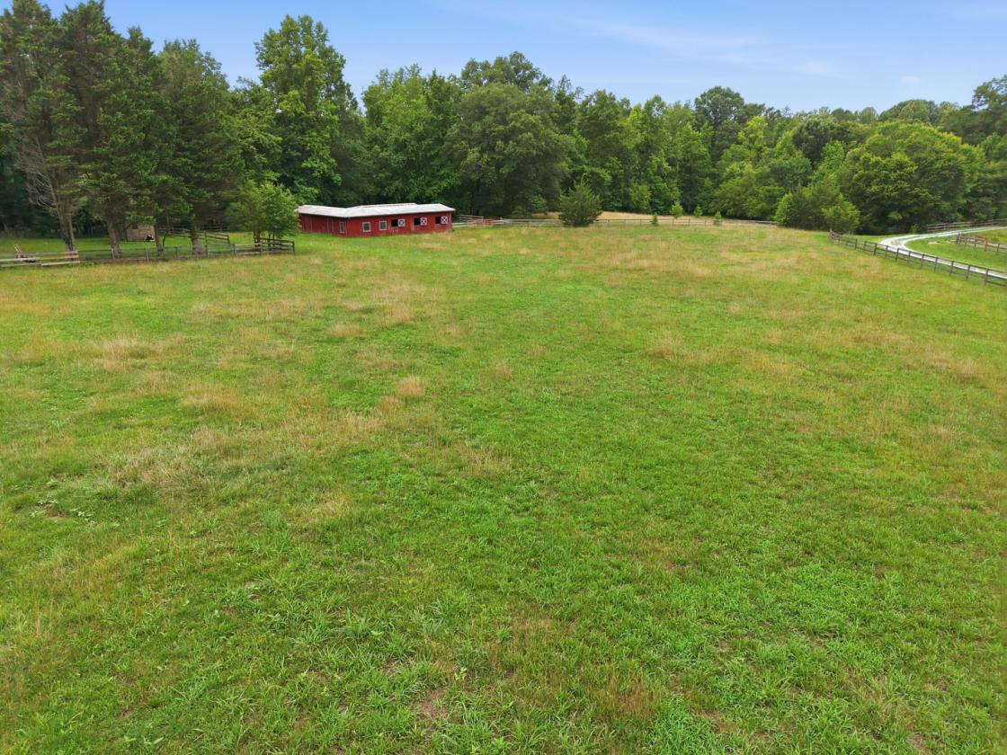 Grand Modern Farmhouse & Barn on almost 30 acres - photo 9