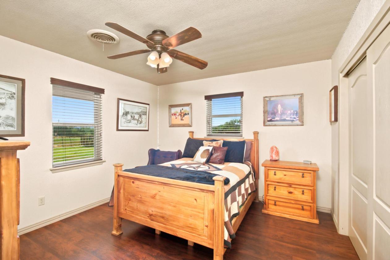 West Texas paradise with pool, barn & arena! - photo 17