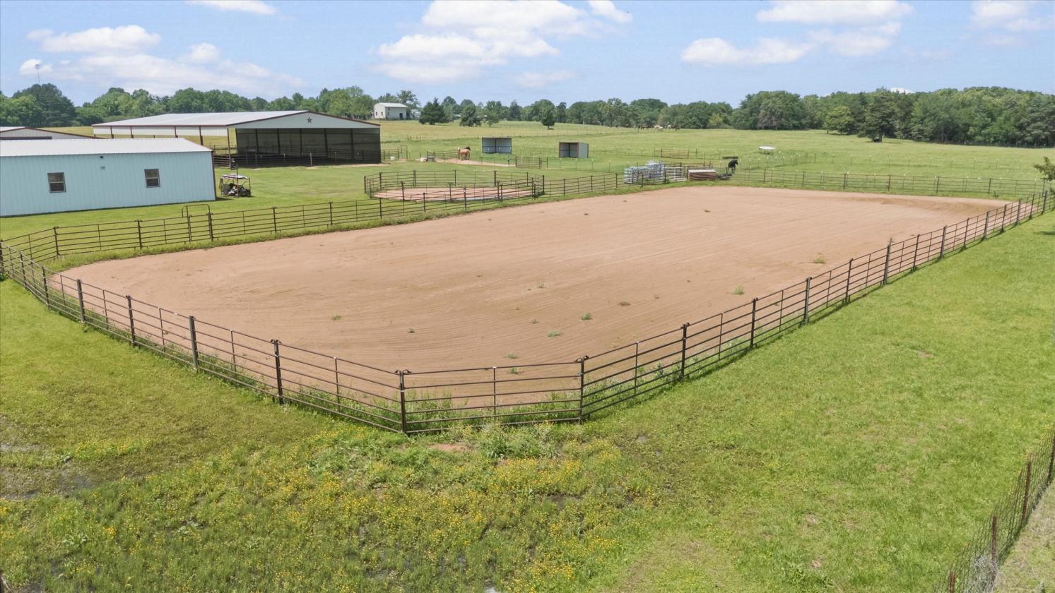 Luxury equestrian estate with a covered arena - photo 3