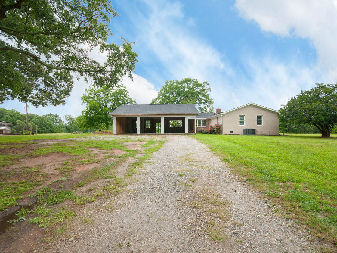 Ranch Style Home with 13.7 acres of SC pasture... Greenville