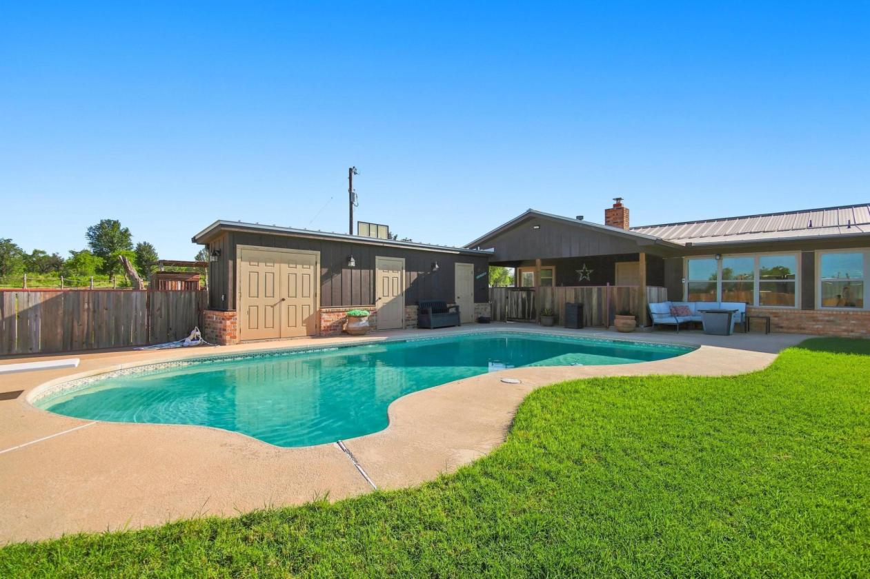 West Texas paradise with pool, barn & arena! - photo 21
