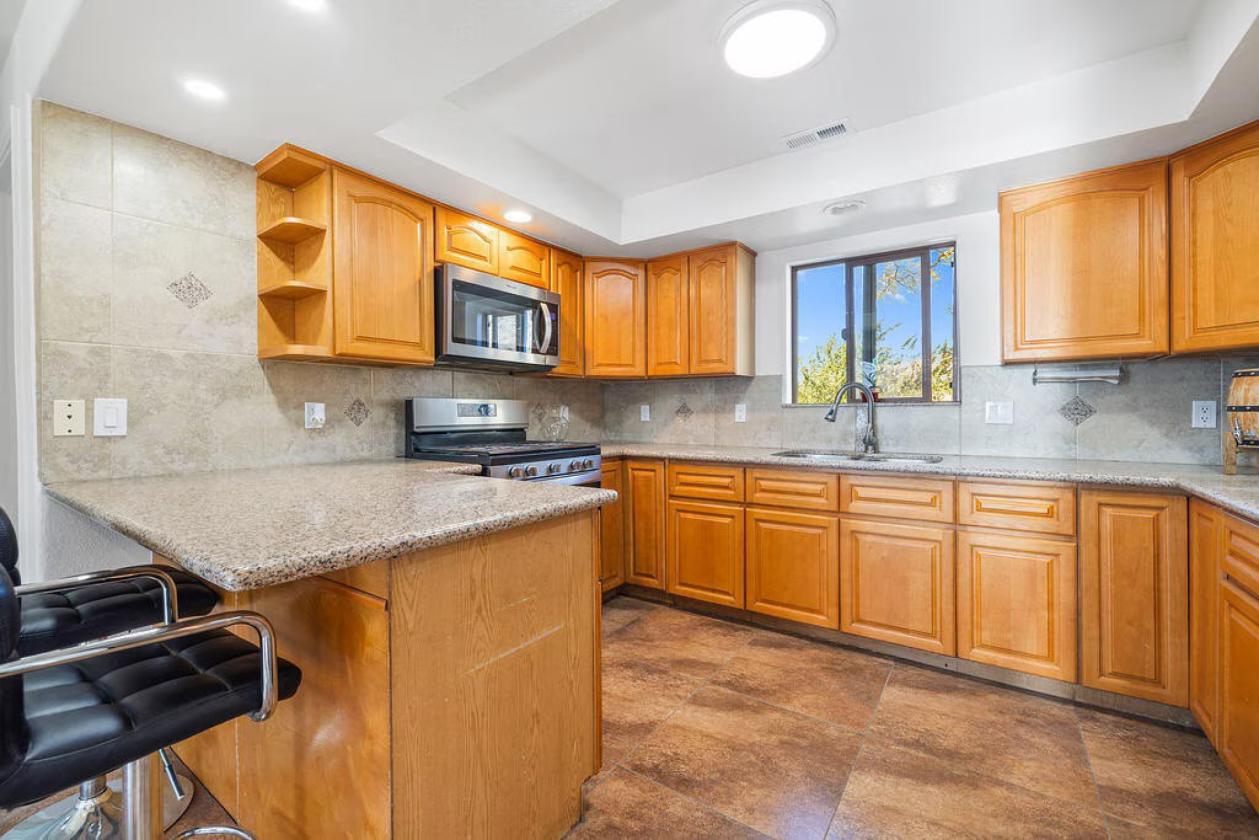Equestrian Ranch, Two separated homes on 5 acres - photo 5