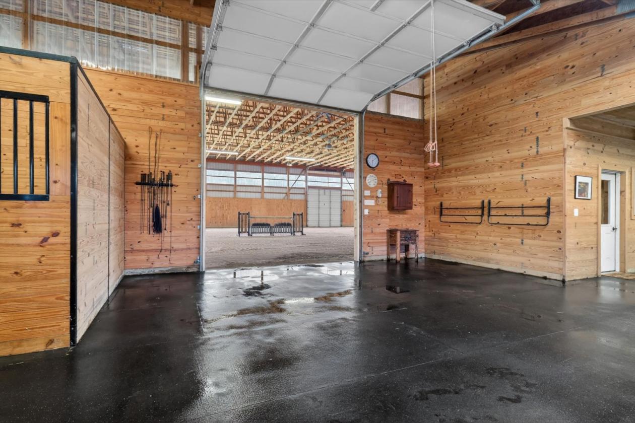 Luxury Equestrian estate with a large arena - photo 19