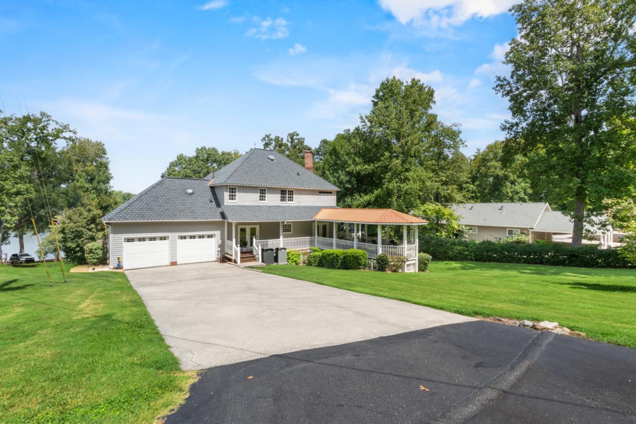 Lakefront Equestrian Estate on 8 Acres - photo 10