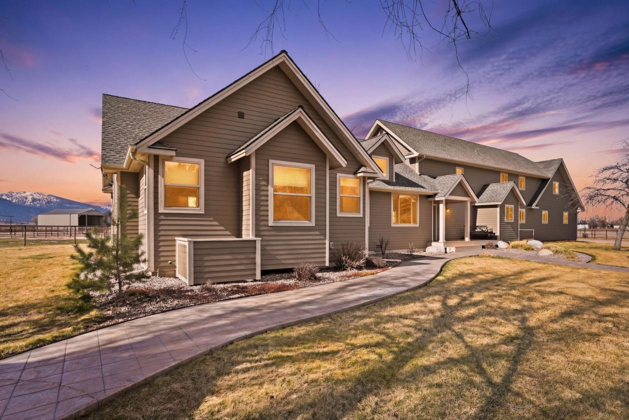 Custom Home with Endless Mountain Views - photo 1