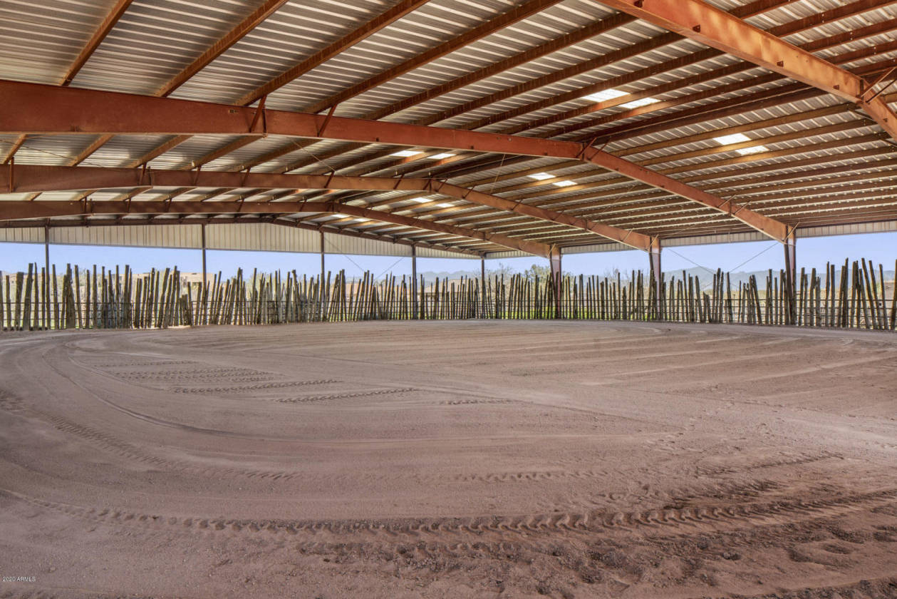 17 acre horse facility in North Scottsdale with Covered arena! Scottsdale, Maricopa County