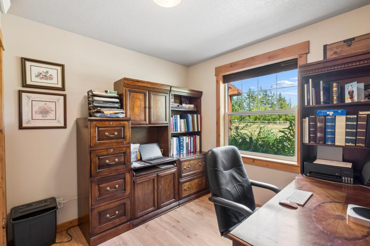 Boutique Equestrian Estate — Turnkey Move-In Ready - photo 10