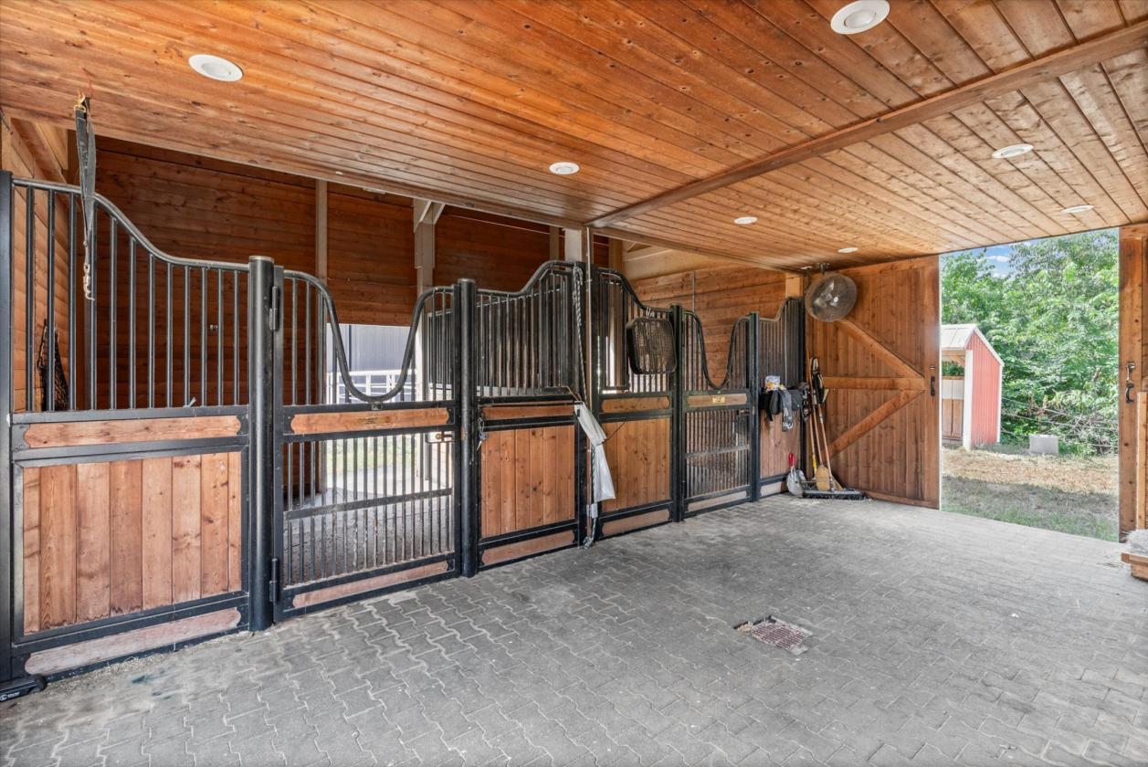 Luxury Lake Front Estate w/ Indoor & Outdoor Arena - photo 7
