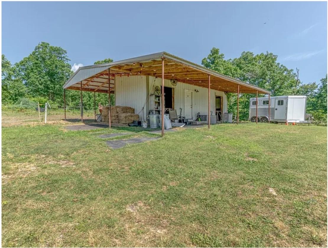 Luxury Home, Barn, Pasture, Riding Arena, 27 Acres - photo 30