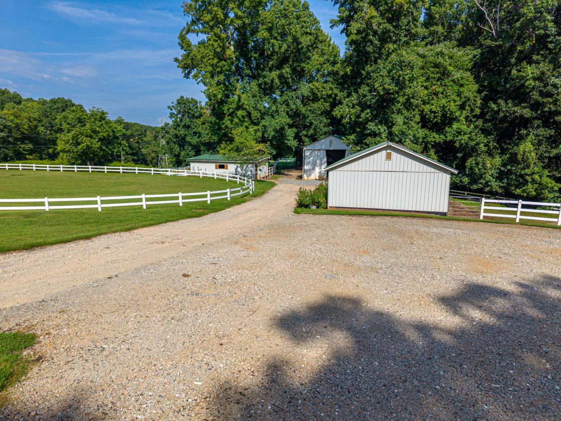 29 ACRES 9 STALL BARN & MODERN FARMHOUSE + 2ND LQ - photo 12