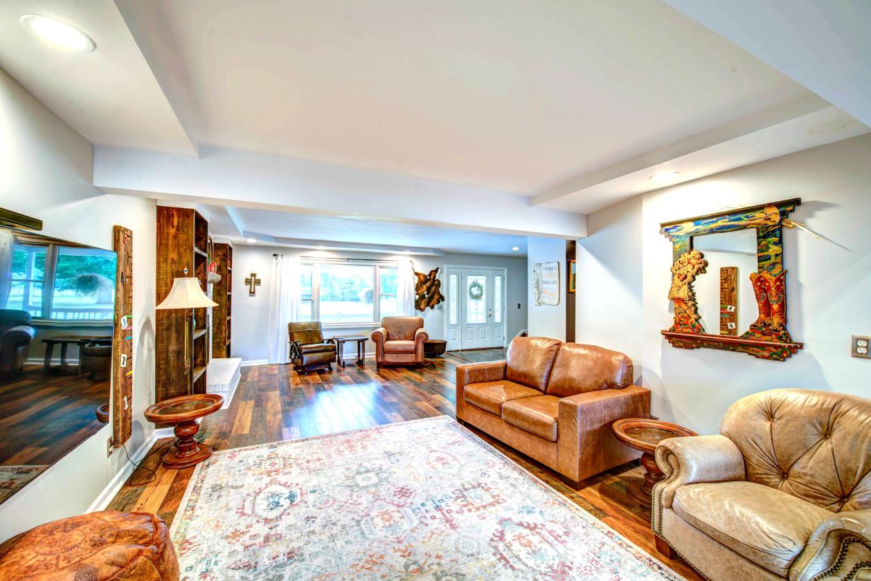 Gorgeous equestrian estate on 34.5 acres - photo 10