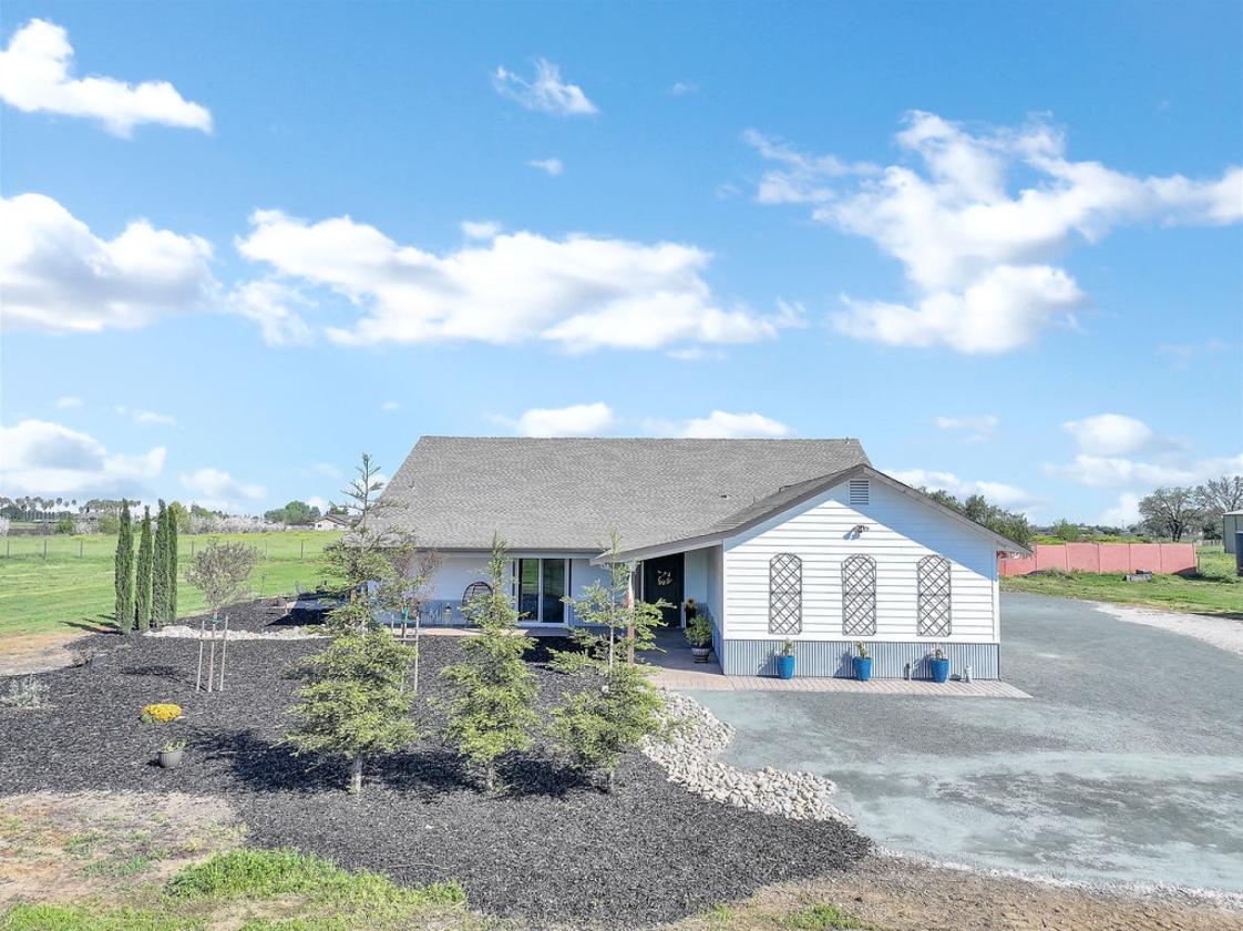 Newer custom single-story home - photo 13