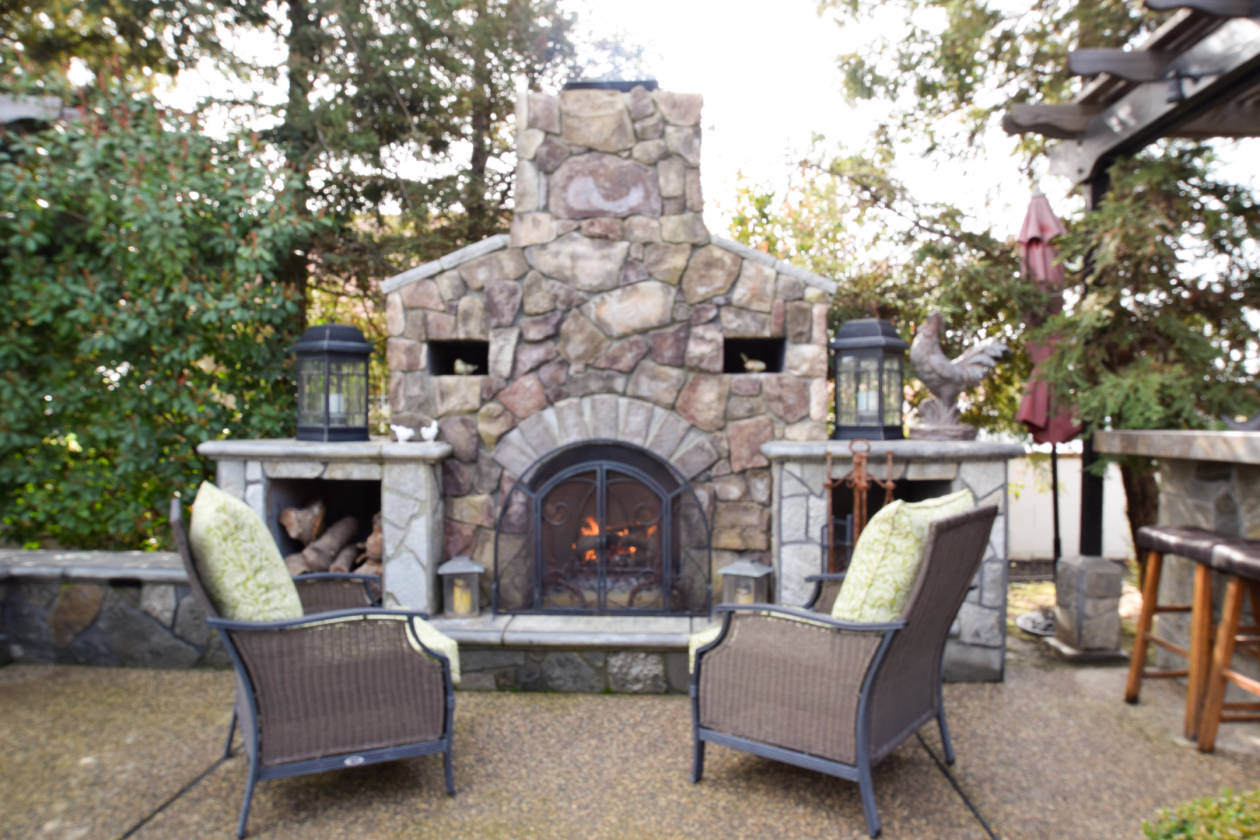 Beautiful Custom Home with Roping Arena, Storage/Tack Room and 4