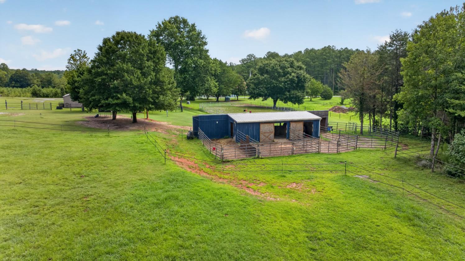 Horse lover’s dream with miles of trails - photo 4