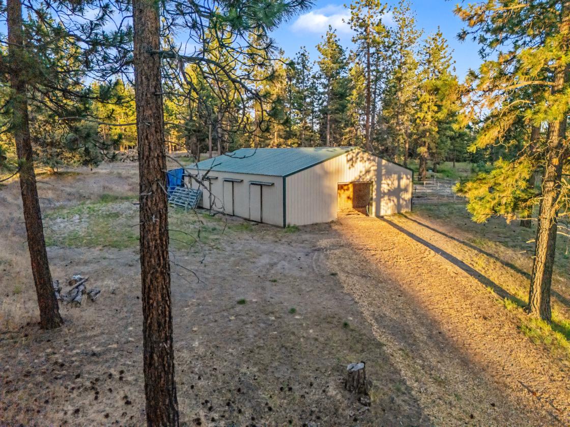 Stunning Log Home on 38.7 ac w/ barn & round pen - photo 26