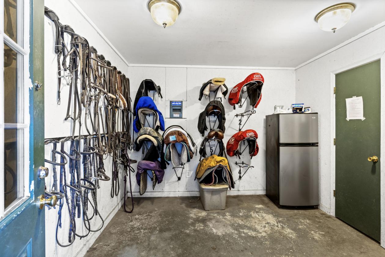 EKG Stables: 36-Acre Turnkey Equestrian Paradise - photo 26