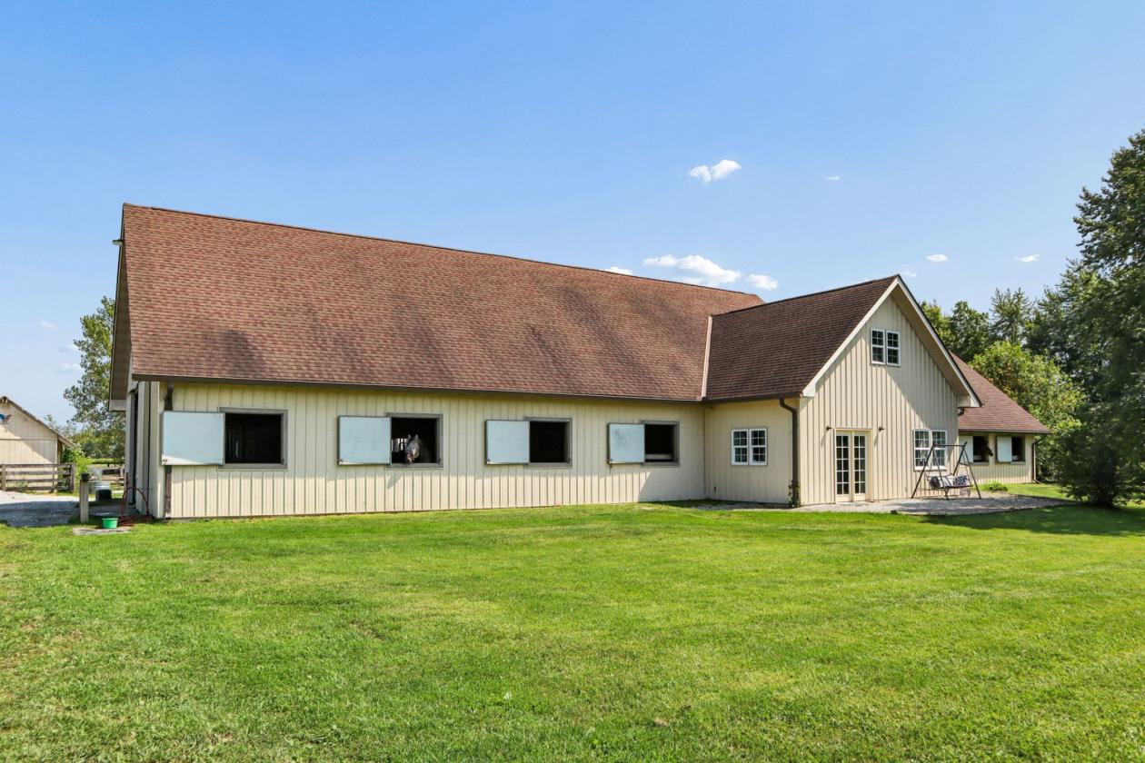 Distinctive Country Estate w 19 stall Horse Barn - photo 5