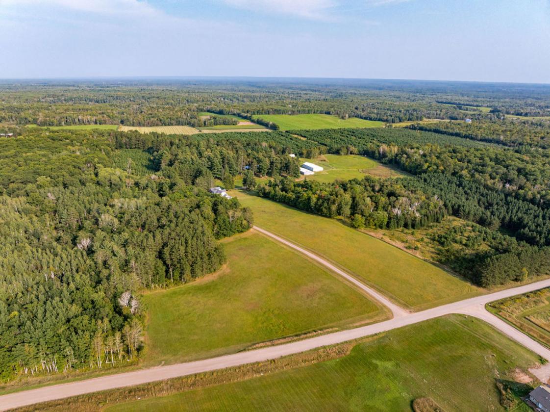 Turnkey Country Estate with Barns, Pasture & Eques - photo 4