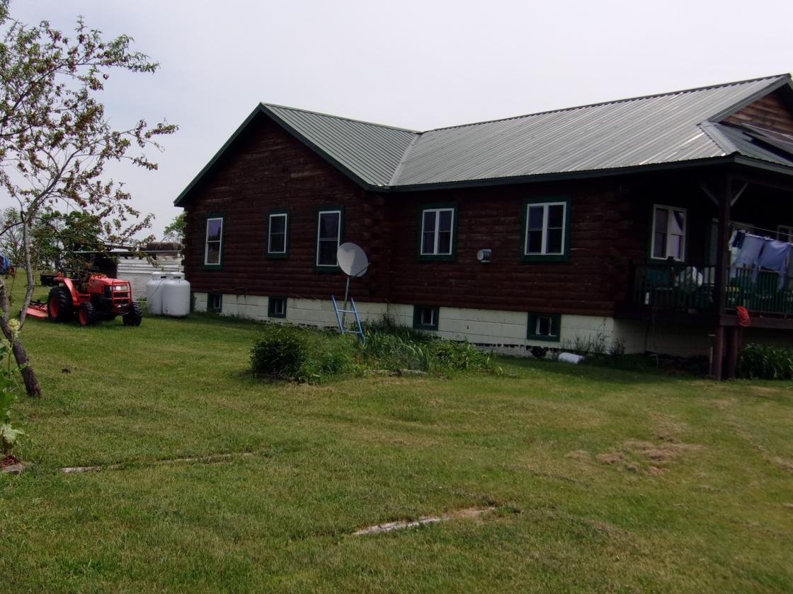 Log Home with 52 acres, barns, spectacular views - photo 16