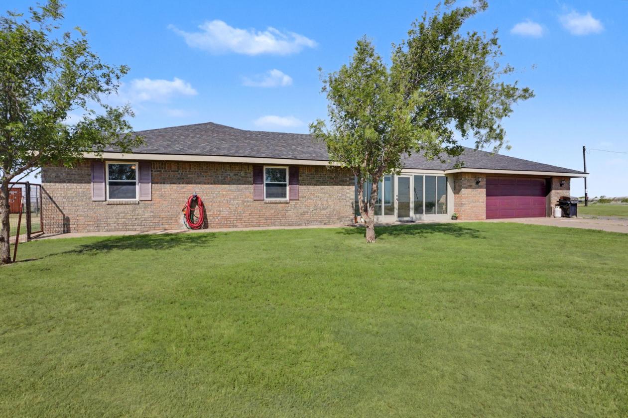 HOME ON 2.61 ACRES WITH HORSE PEN - photo 6