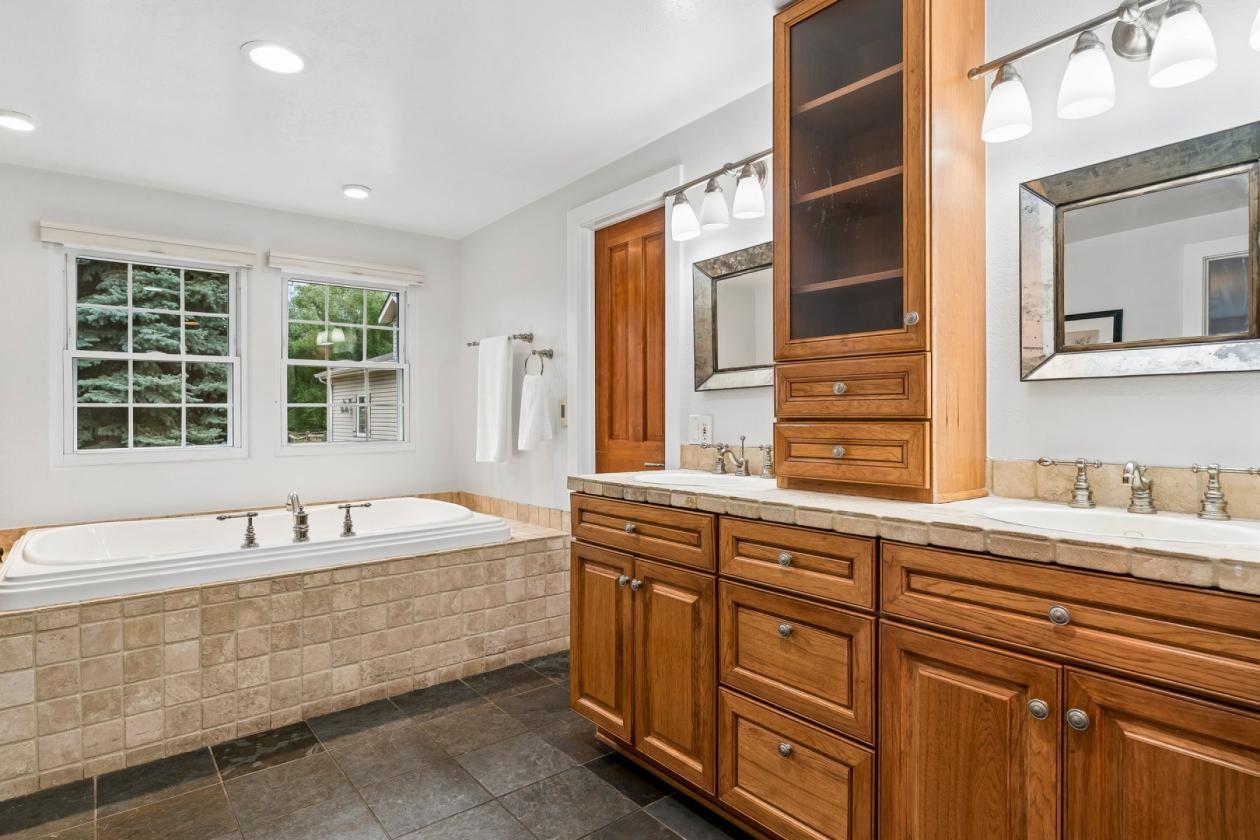 Remarkable horse property with beautiful pasture - photo 17