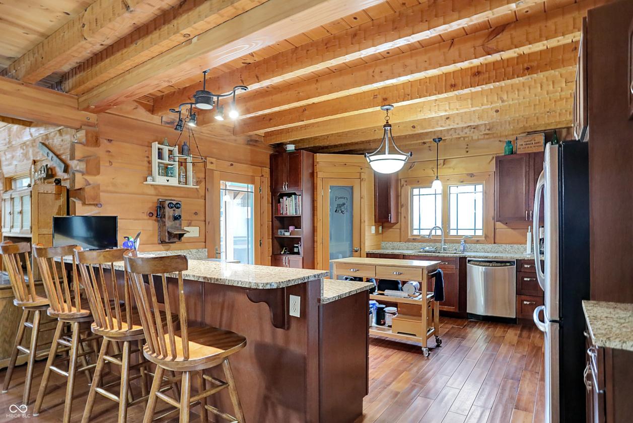 Stunning Barna log home on over 12 acres - photo 6