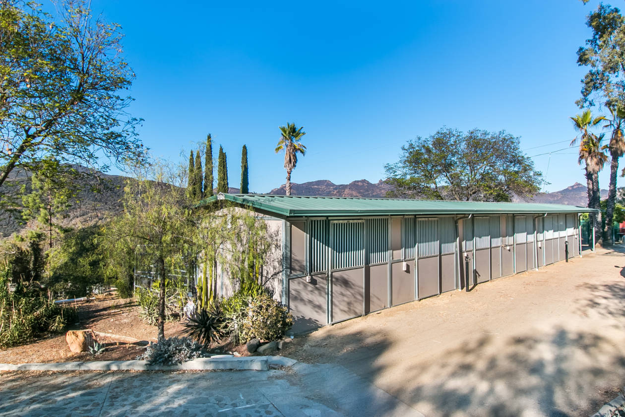 PRIVATE EQUESTRIAN COMPOUND • 82.7 ACRE MALIBU RANCH Malibu, Los