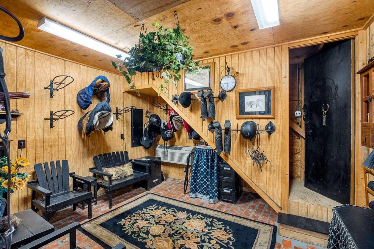 Exceptional Equestrian Living in Mt Vintage - photo 13