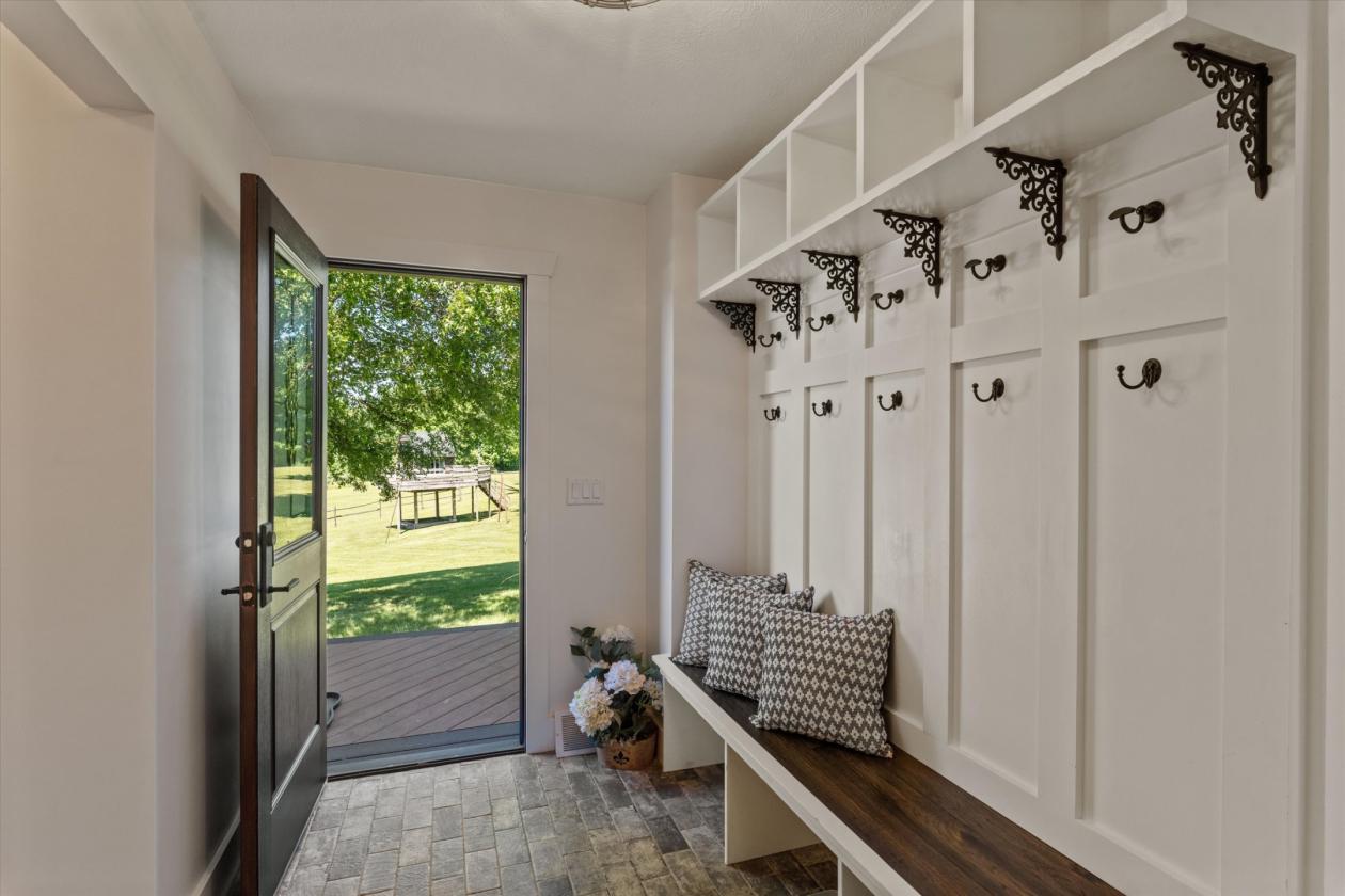 Luxury equestrian living on over 51 acres - photo 12