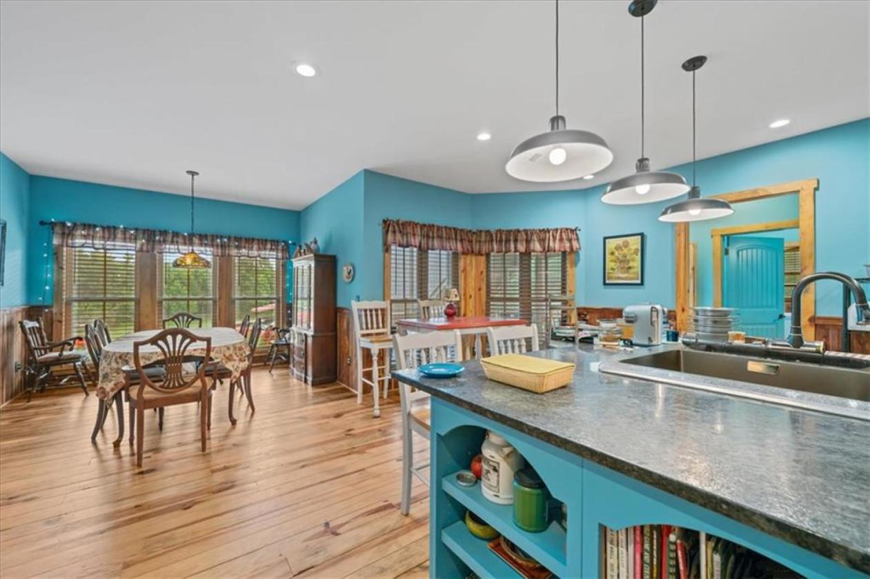 Farmhouse with Southern Hospitality & Open Pastures - photo 8