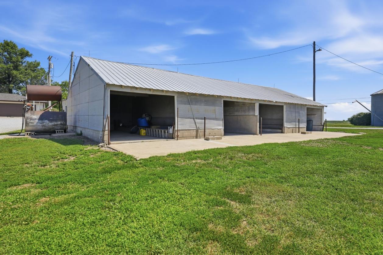 Meticulously Well Maintained Acreage! - photo 27