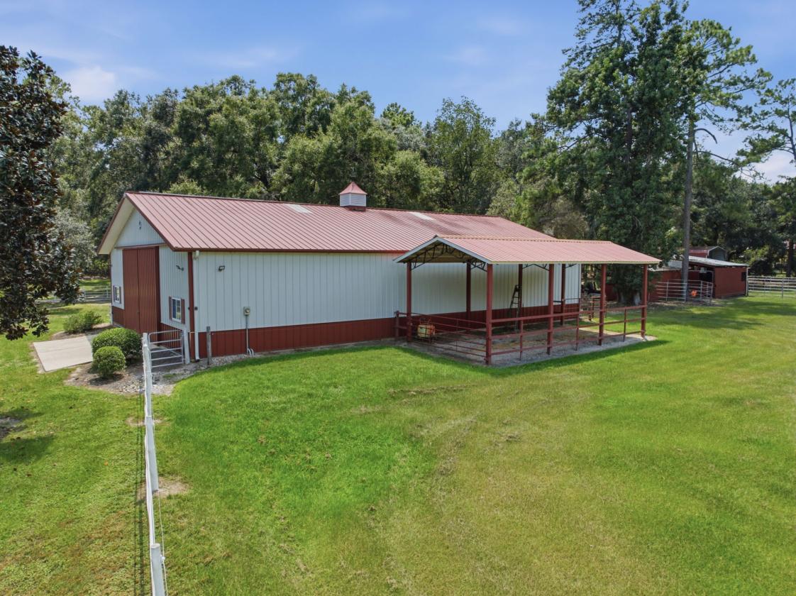 A Rare Equestrian Estate Designed for Horse & Home - photo 12