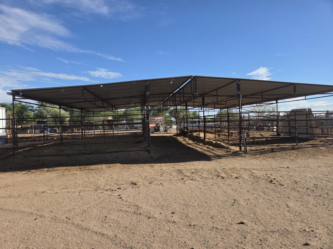 2.2 Ac Horse Prop with Shop & 6 covered stalls - photo 1