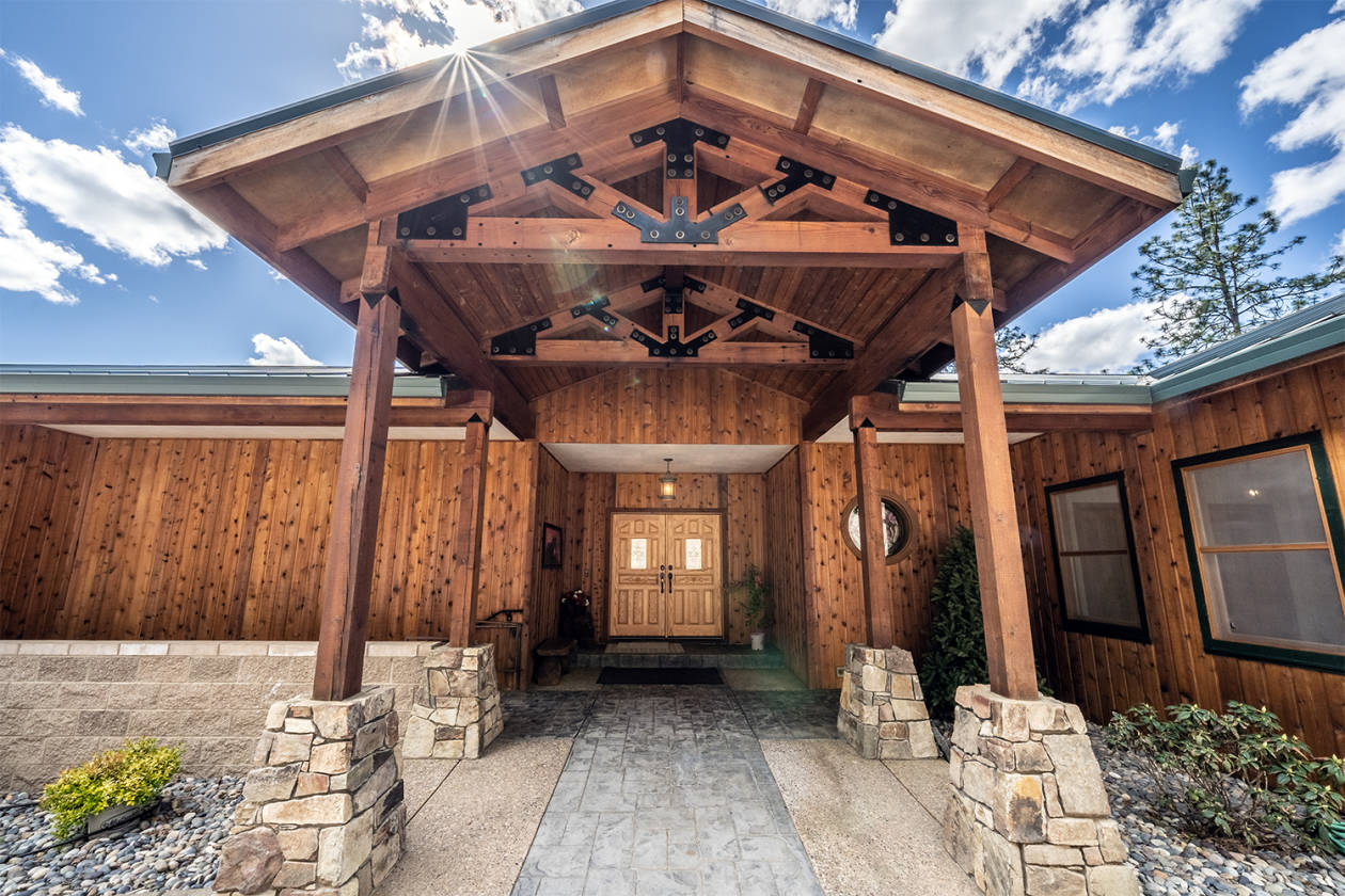 Fabulous Timber Lodge style home w/a barn & round pen... Gold Hill