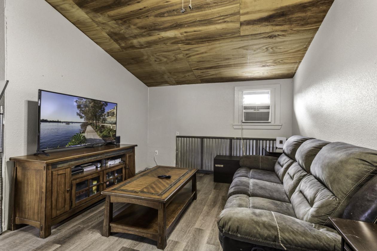 Beautiful home on 5 acres + Guest House - photo 22