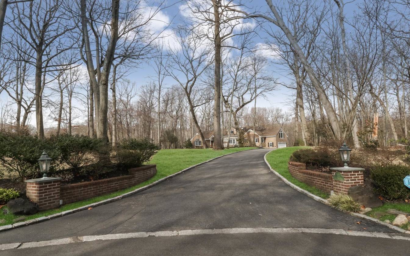 Mill Neck Country Estate On Most SoughtAfter & Unique Private