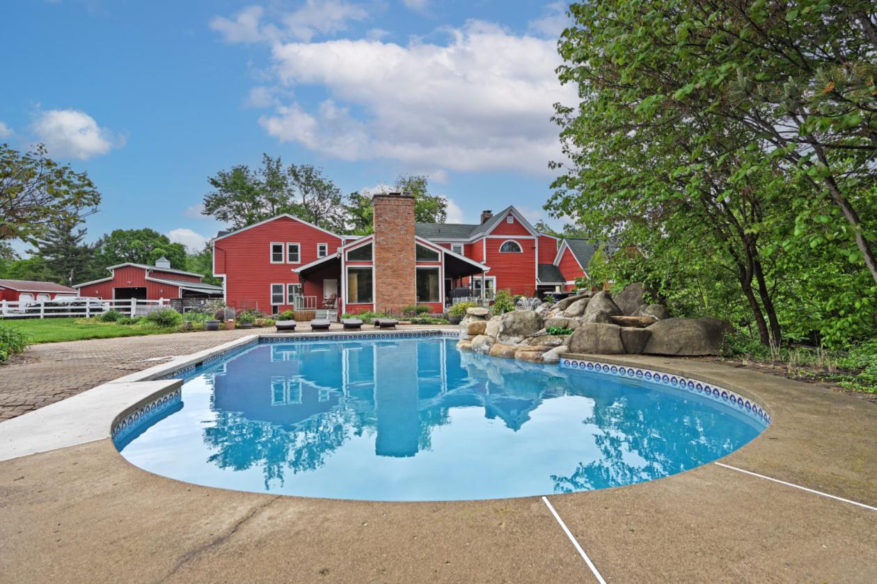 Luxury Equestrian Horse Ranch w/ 6-stall barn! - photo 13