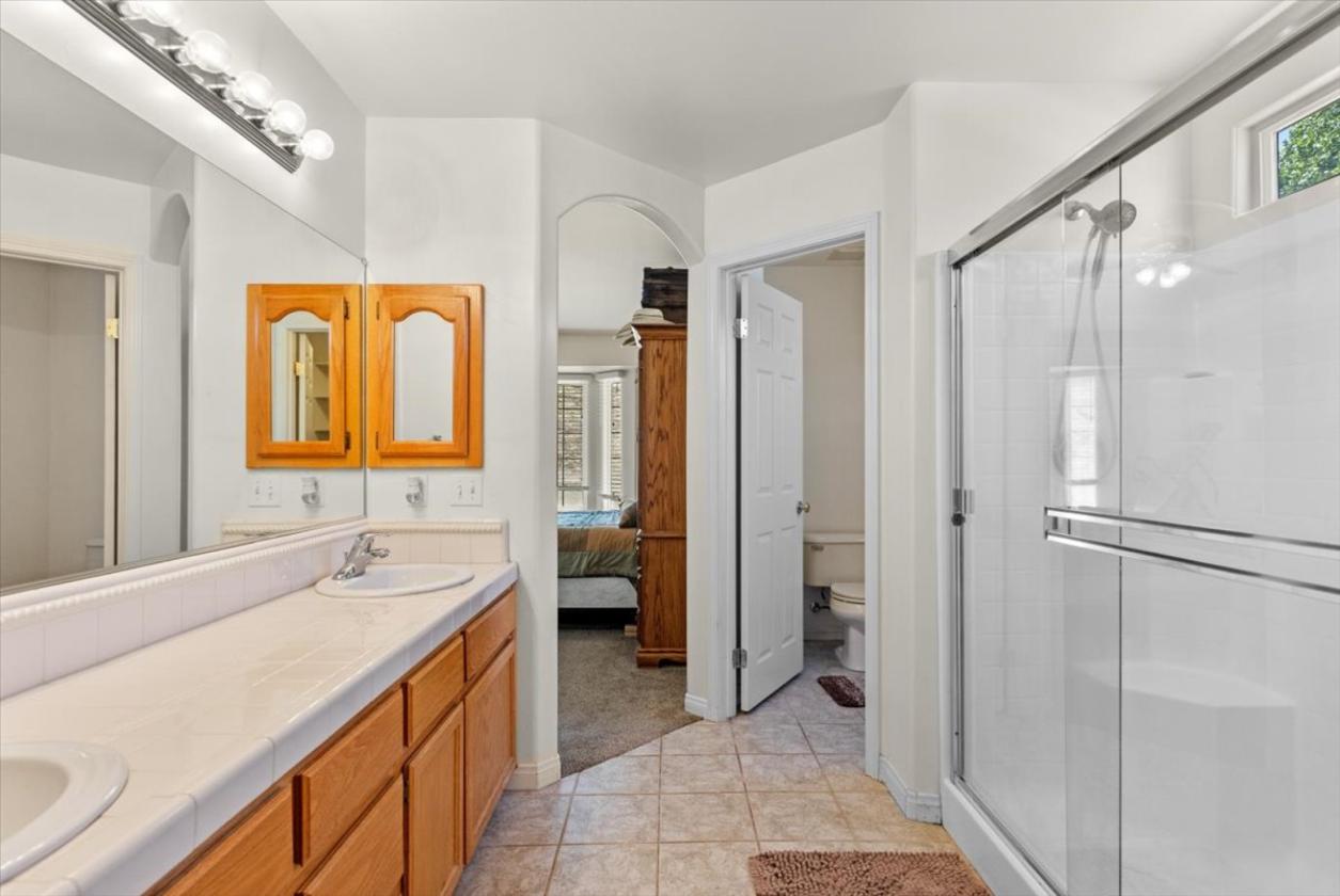 Exceptional property in EQ gated community - photo 12