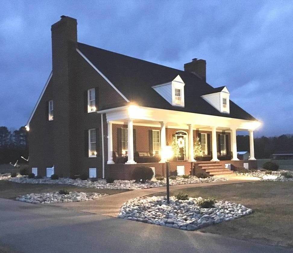 Beautiful Equestrian Property with Stables/Horse Farm for Sale in