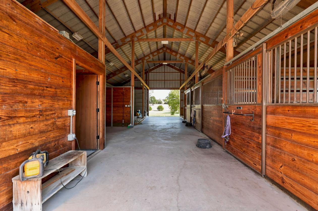 Luxury Living Meets Equestrian Elegance! - photo 28