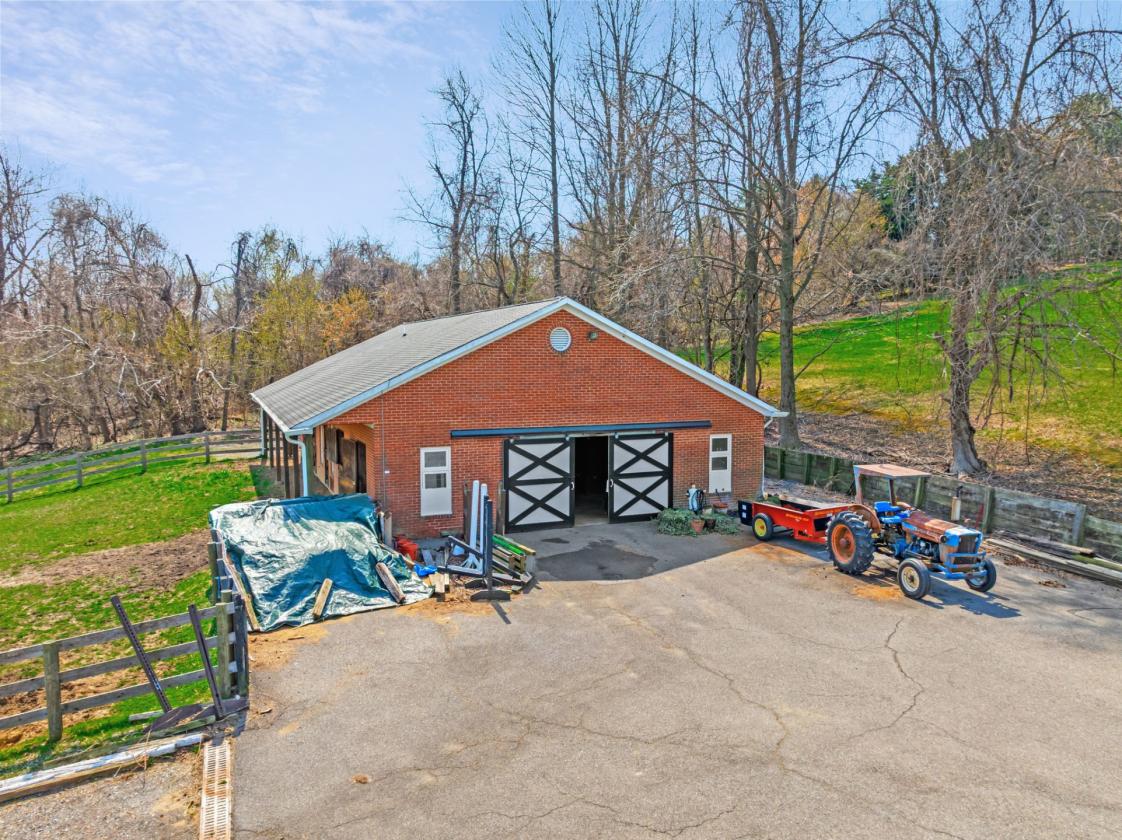 Custom-Crafted Equestrian Estate on 13 Acres - photo 7