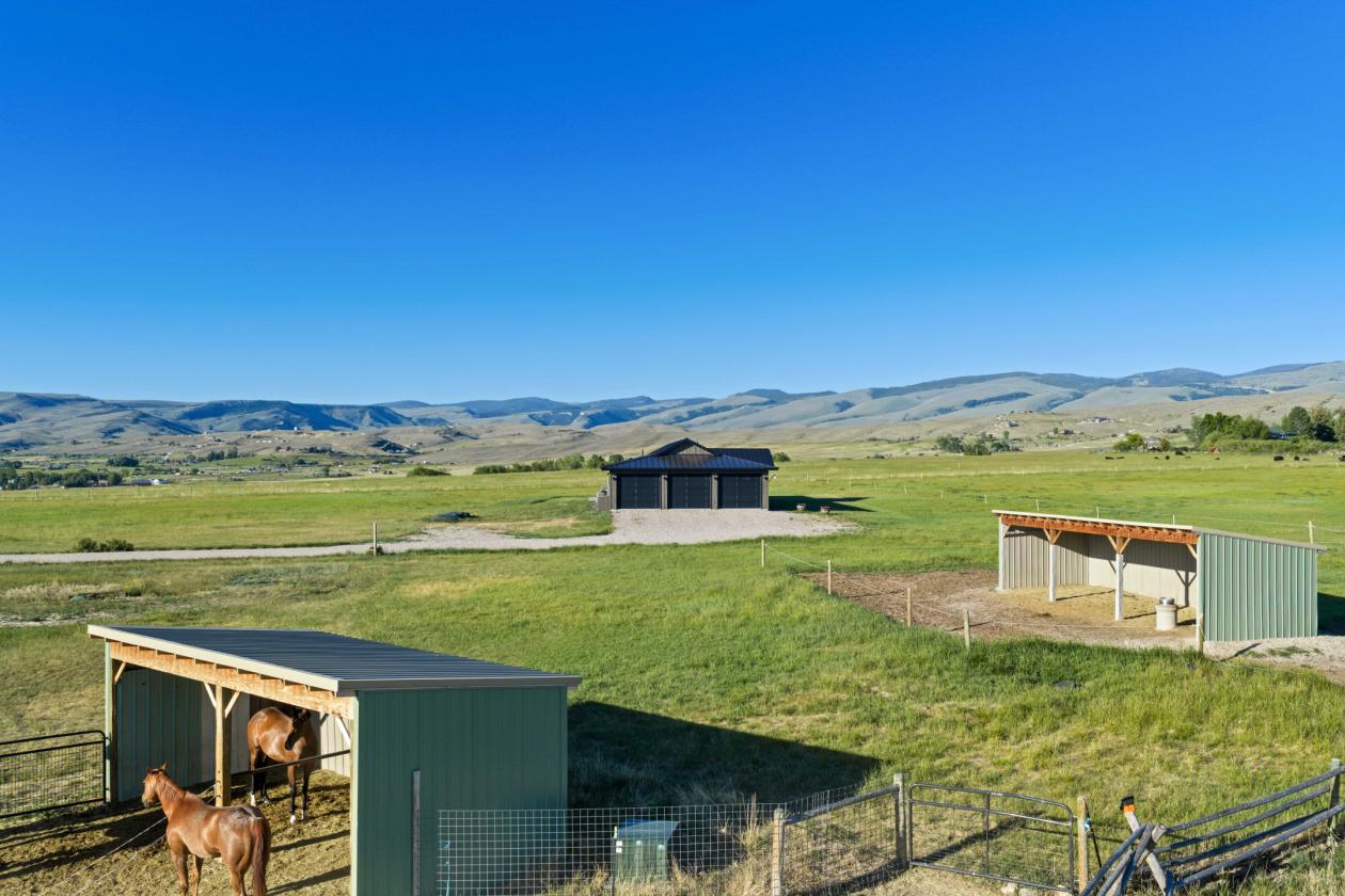 Exceptional horse property with beautiful views - photo 14