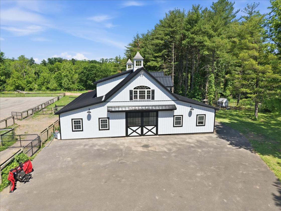 Equestrian estate w/ luxury barn & carriage house - photo 19