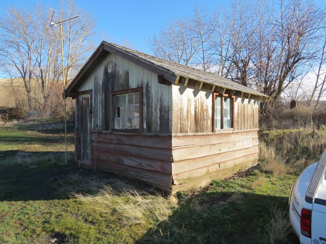 Beautiful riverfront horse property in the Blue Mountains of Eastern
