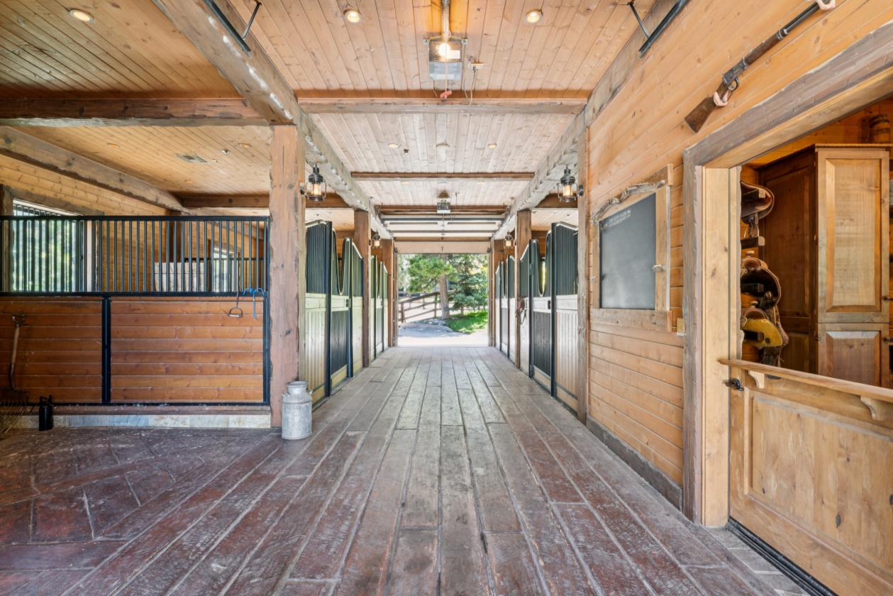 Luxury Equestrian Estate in the Mountains - photo 27
